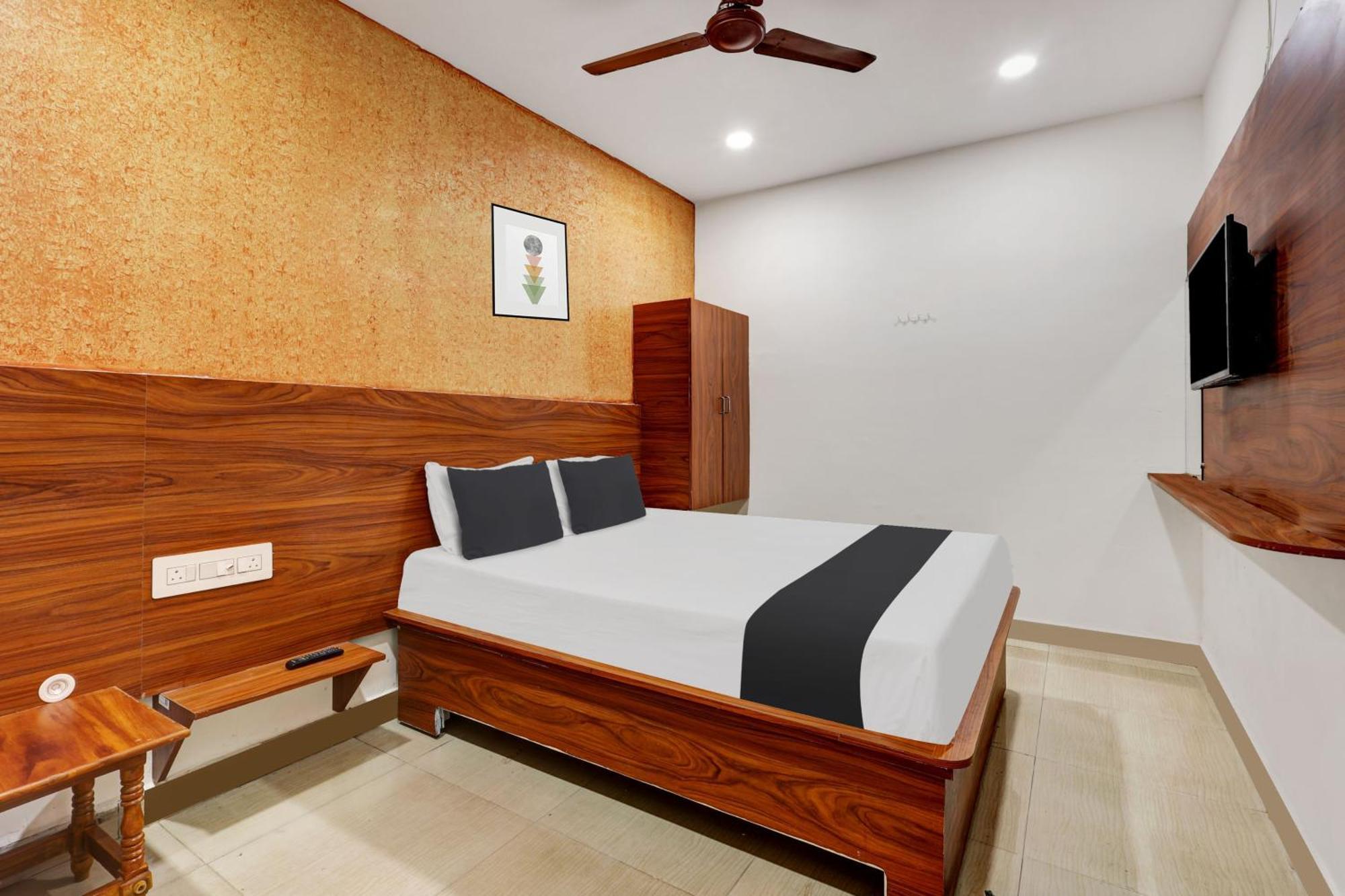 Hotel O Gangothri Lodge Visakhapatnam Bagian luar foto