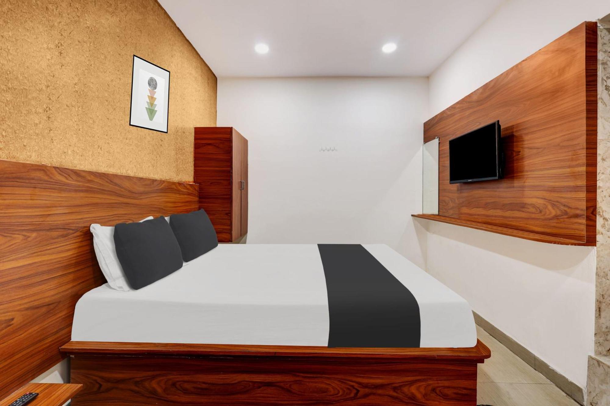 Hotel O Gangothri Lodge Visakhapatnam Bagian luar foto