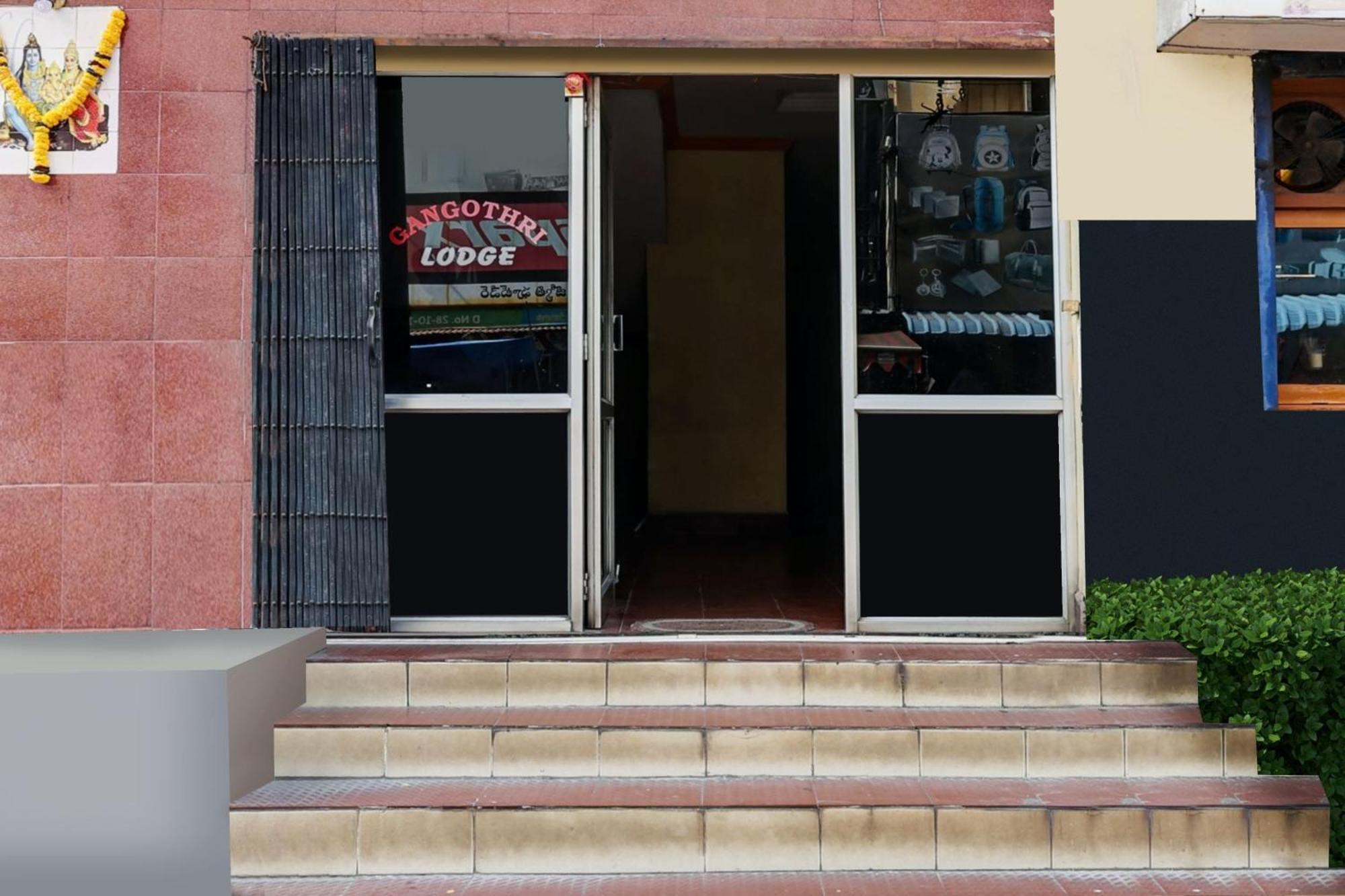 Hotel O Gangothri Lodge Visakhapatnam Bagian luar foto