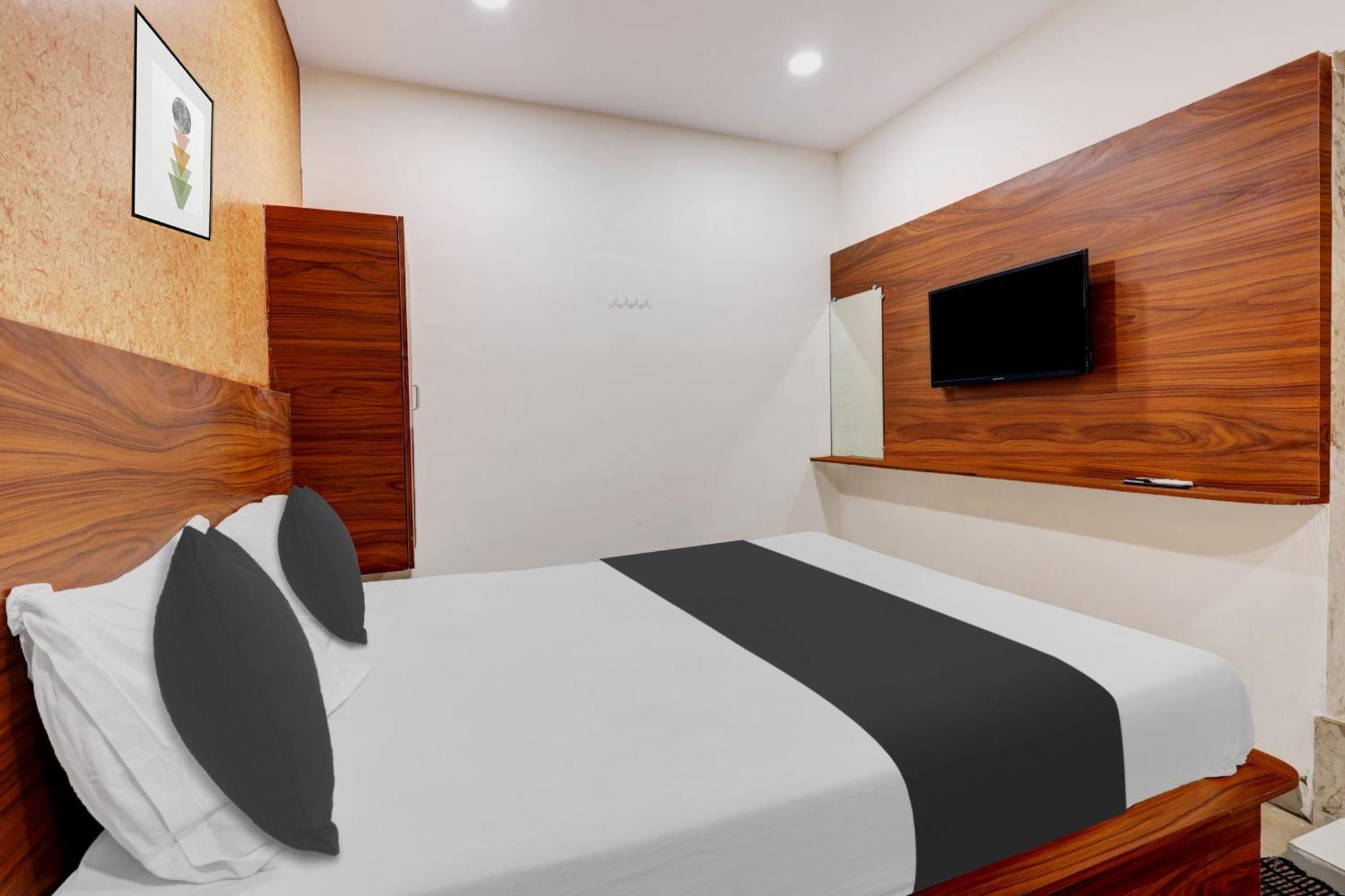 Hotel O Gangothri Lodge Visakhapatnam Bagian luar foto